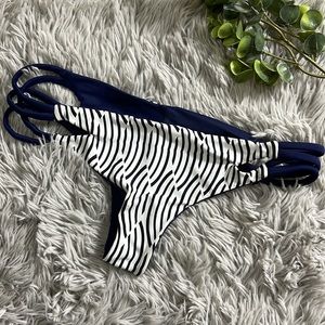 Nwot black, white and white pattern thong bikini bottoms size S.